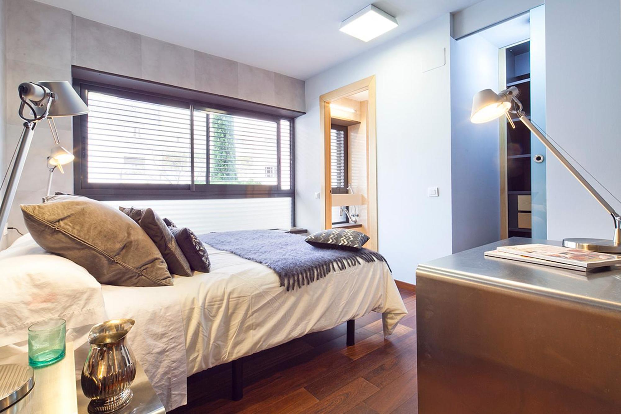 My Space Emirates - Splendid Apartment With Terrace And Pool Near Park Gueell Barcelona Bagian luar foto