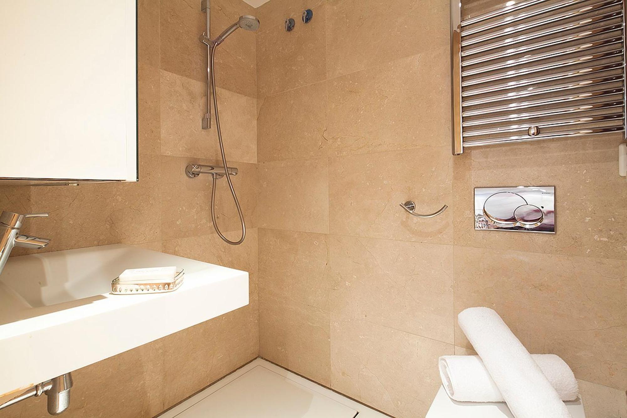 My Space Emirates - Splendid Apartment With Terrace And Pool Near Park Gueell Barcelona Bagian luar foto