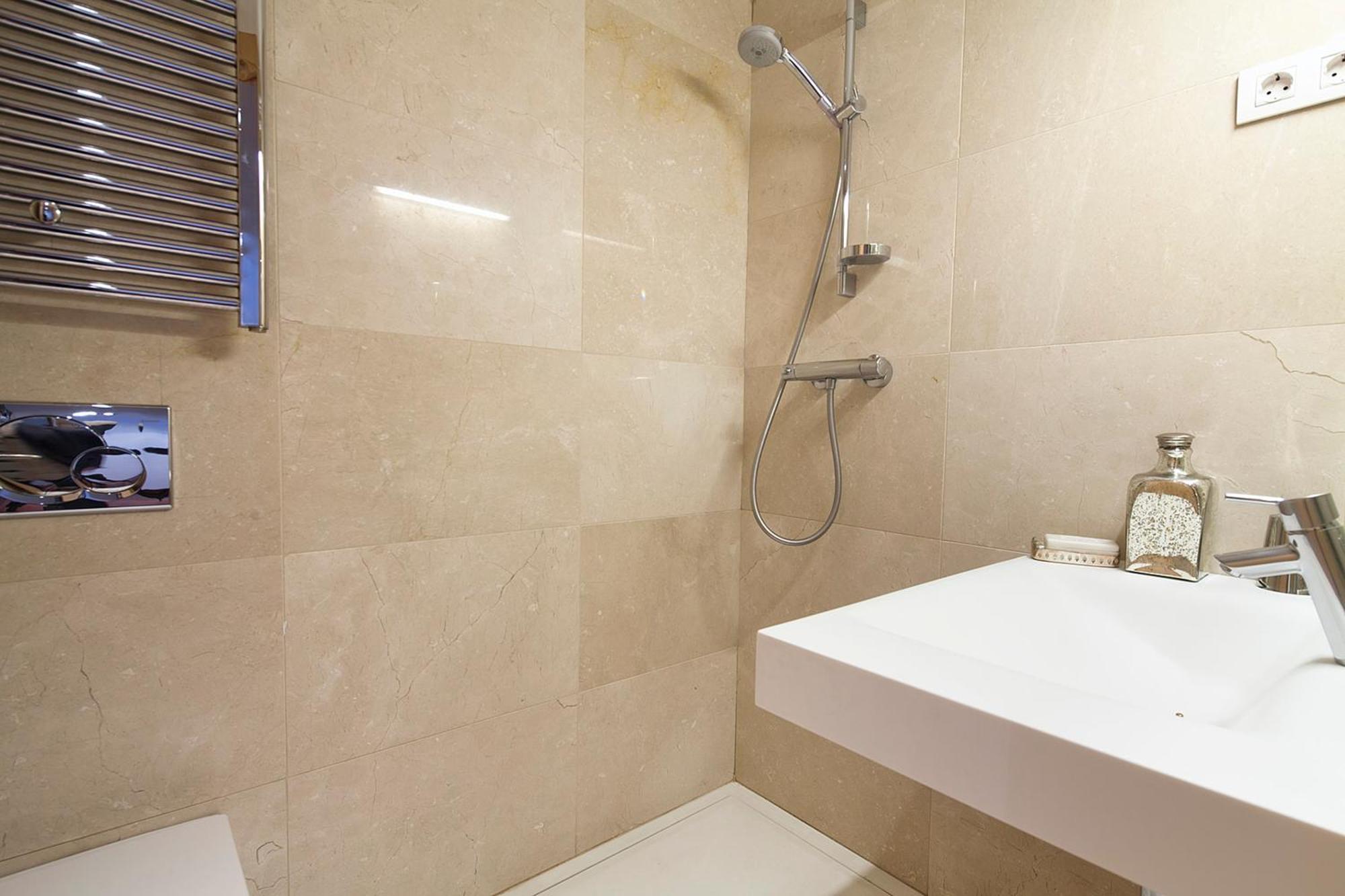 My Space Emirates - Splendid Apartment With Terrace And Pool Near Park Gueell Barcelona Bagian luar foto