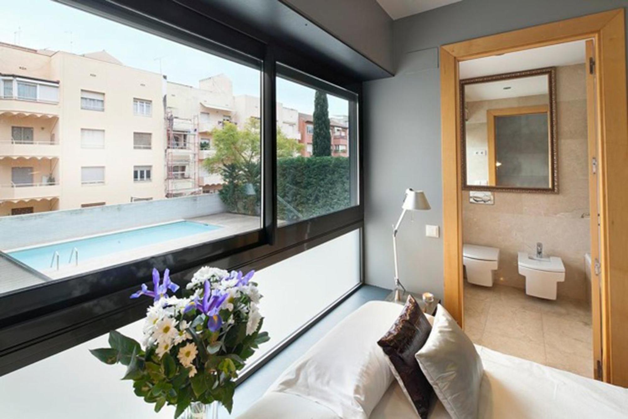 My Space Emirates - Splendid Apartment With Terrace And Pool Near Park Gueell Barcelona Ruang foto